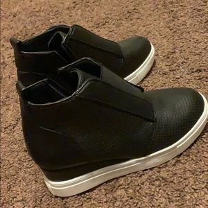 Women’s black shoes